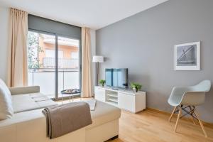 巴塞罗那Inside Barcelona Apartments Princep的客厅配有白色沙发和窗户