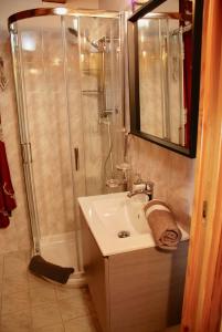 努斯Zia Letizia的带淋浴、盥洗盆和淋浴的浴室