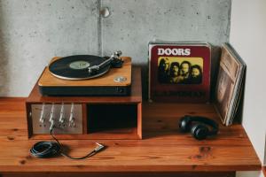 波尔图Outsite Porto Mouco的一张带唱片机和耳机的木桌
