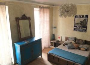 尼斯Great and light private room in the heart of Nice的一间卧室配有蓝色的床和镜子