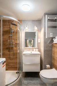 弗罗茨瓦夫RentPlanet - Apartamenty Zarembowicza的浴室配有卫生间、盥洗盆和淋浴。