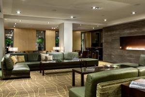 阿姆斯特丹阿姆斯特丹万豪酒店的客厅设有绿色沙发和壁炉