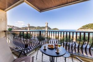 圣塞瓦斯蒂安LA CONCHA BEACHVIEW by Sweet Home San Sebastian的海景阳台上的桌椅
