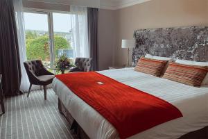基拉卢Killaloe Hotel & Spa的一间设有大床和窗户的酒店客房
