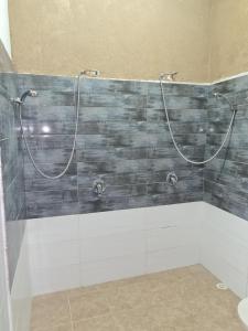 Hod HaSharonvacation house יחידת אירוח פרטית הוד השרון的一间带2个淋浴喷头的淋浴的浴室