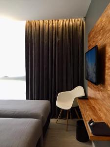 埃尔卡拉法特CASA CHICA的酒店客房配有一张床、一张桌子和一把椅子。