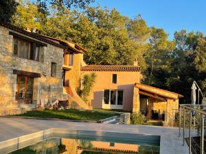 蒙托鲁Villa Horizon - Piscine privée的房屋前有游泳池的房子