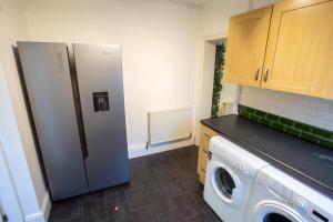 Ford GreenBirches House的厨房配有冰箱和洗衣机。