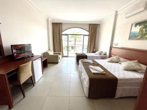 马尔马里斯Forum Residence Hotel的配有一张床和一张书桌的酒店客房
