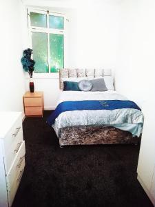 布雷得佛COSY DOUBLE ROOM CLOSE TO UNIVERSITY OF BRADFORD AND CITY CENTRE的一间卧室设有一张床和一个窗口