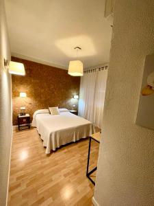 Hotel & Restaurant Figueres Parc客房内的一张或多张床位