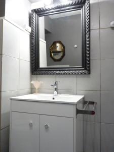 马赛LE LOGIS DU PALAIS的浴室设有白色水槽和镜子