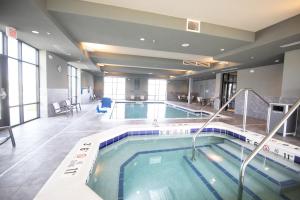 阿尔图纳Hyatt Place Altoona/Des Moines的游泳池,位于酒店带游泳池的房间内