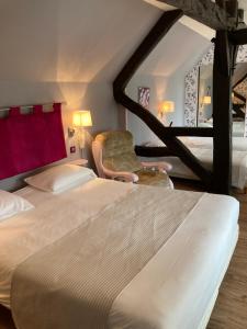 拉沙里泰庞拉伯鲁尔酒店的配有一张床和一把椅子的酒店客房
