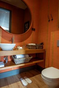 塞图巴尔34 GuestHouse的一间带水槽、卫生间和镜子的浴室