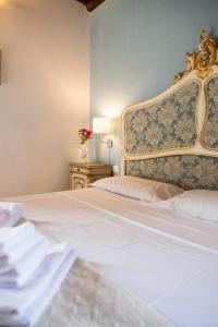 瓦尔的圣卡西亚诺伊佛迪诺别墅酒店的卧室配有白色床和蓝色墙壁