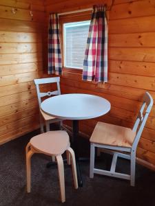 霍芬霍芬小屋的小屋内的房间,配有桌子和两把椅子