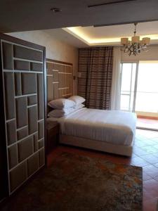艾因苏赫纳Porto Sokhna chalets的卧室设有一张白色大床和一扇窗户。