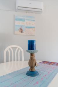 沃罗里尼Kypkeys Apartments的坐在桌子上的一个蓝色蛋糕