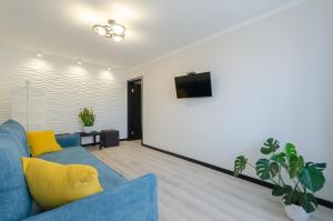基辅ARTAL Apartment on Obolonskaya Square 1的客厅配有蓝色的沙发和电视