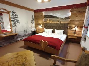 贝尔费德科勒胡特 - 富森博酒店及餐厅的一个带一张床铺的卧室,位于一个木墙的房间