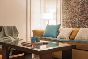 布宜诺斯艾利斯San Telmo Suites的带沙发和咖啡桌的客厅