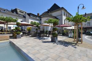 萨尔堡萨尔堡霍夫酒店的酒店设有带桌子和遮阳伞的庭院。