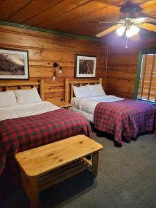 谢弗湖Shaver Lake Village Hotel的一间卧室设有两张床和天花板