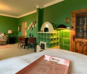 林茨Jules&Jim Gästehaus的一间绿色卧室,配有床和用餐室