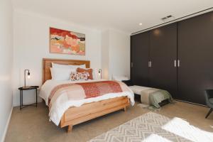 Mount McKenzieBrockenchack Retreat Bed & Breakfast的一间卧室配有一张大床和一个橱柜