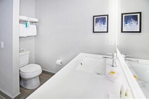 卡尔加里度假套房酒店 - 卡尔加里机场北的白色的浴室设有卫生间和水槽。
