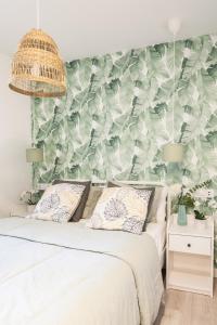 马德里Dolphin Rentals Hortaleza的一间卧室配有一张带绿色和白色壁纸的床
