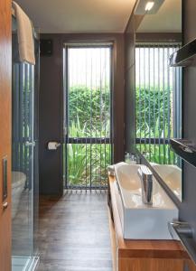 特卡波湖Designer Cabin - Lake Tekapo的一间带白色水槽和大窗户的浴室