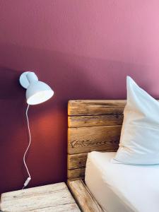 富尔普梅斯Königin Serles - großzügig, gemütlich & nachhaltig的卧室配有一张带墙上灯的床。