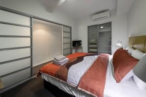 ZEN CITY & SEA Executive 1-BR Suite in Darwin CBD客房内的一张或多张床位