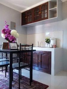 Ayusan NorteLP Madriaga Private Apt fully furnished w/Balcony的厨房配有桌椅和水槽