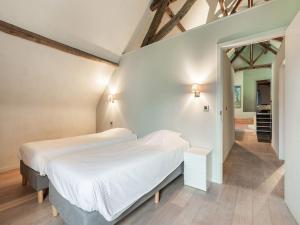 贝尔内姆Holiday Home in Beernem with Shared Sauna的卧室配有白色的床