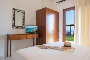阿菲托斯Aegean Blue Horizon的一间卧室配有一张床、镜子和窗户
