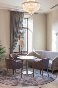 维尔纽斯CALVARY Hotel & Restaurant Vilnius的客厅配有沙发和桌椅