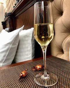 阿拉德毕加索精品酒店 的坐在桌子上的一杯白葡萄酒
