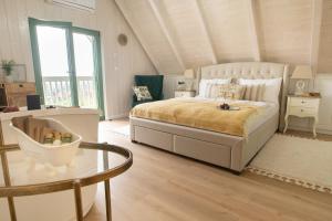 LovasLovassy Lodge的一间卧室配有一张大床和一张桌子