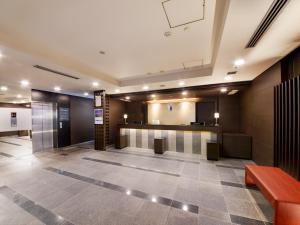 大阪Best Western Hotel Fino Osaka Shinsaibashi的大楼内带等候区的大堂