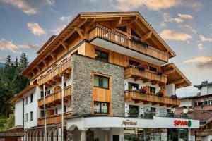 盖洛斯Alpenland Gerlos - Hotel & Breakfast的公寓大楼设有木制屋顶