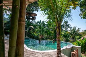 象岛象岛绿洲别墅酒店的和水中的人在度假村的游泳池