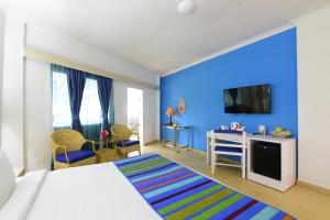 ShādipurPeerless Resort Port Blair的蓝色卧室配有一张床和一张书桌
