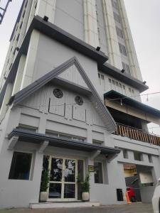 泗水BATIQA Hotel Darmo - Surabaya的一座高楼前的建筑物