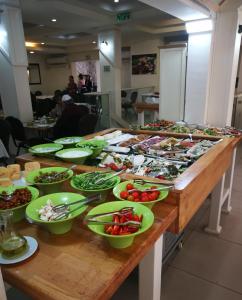 提比里亚阿斯托利亚加利利酒店 的一张桌子上放着许多盘子的食物