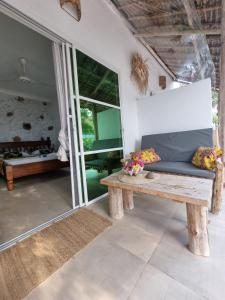 南威Tamaru House Bungalow with Patio的客厅配有木凳和桌子