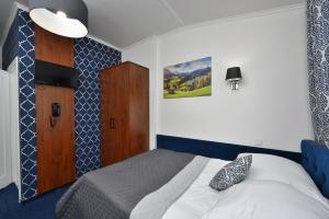彼得库夫特雷布纳尔斯基Hotel AGAT的一间卧室配有一张蓝色和白色的床