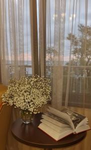 阿德勒Marianna的一张桌子,上面有一本书和花瓶